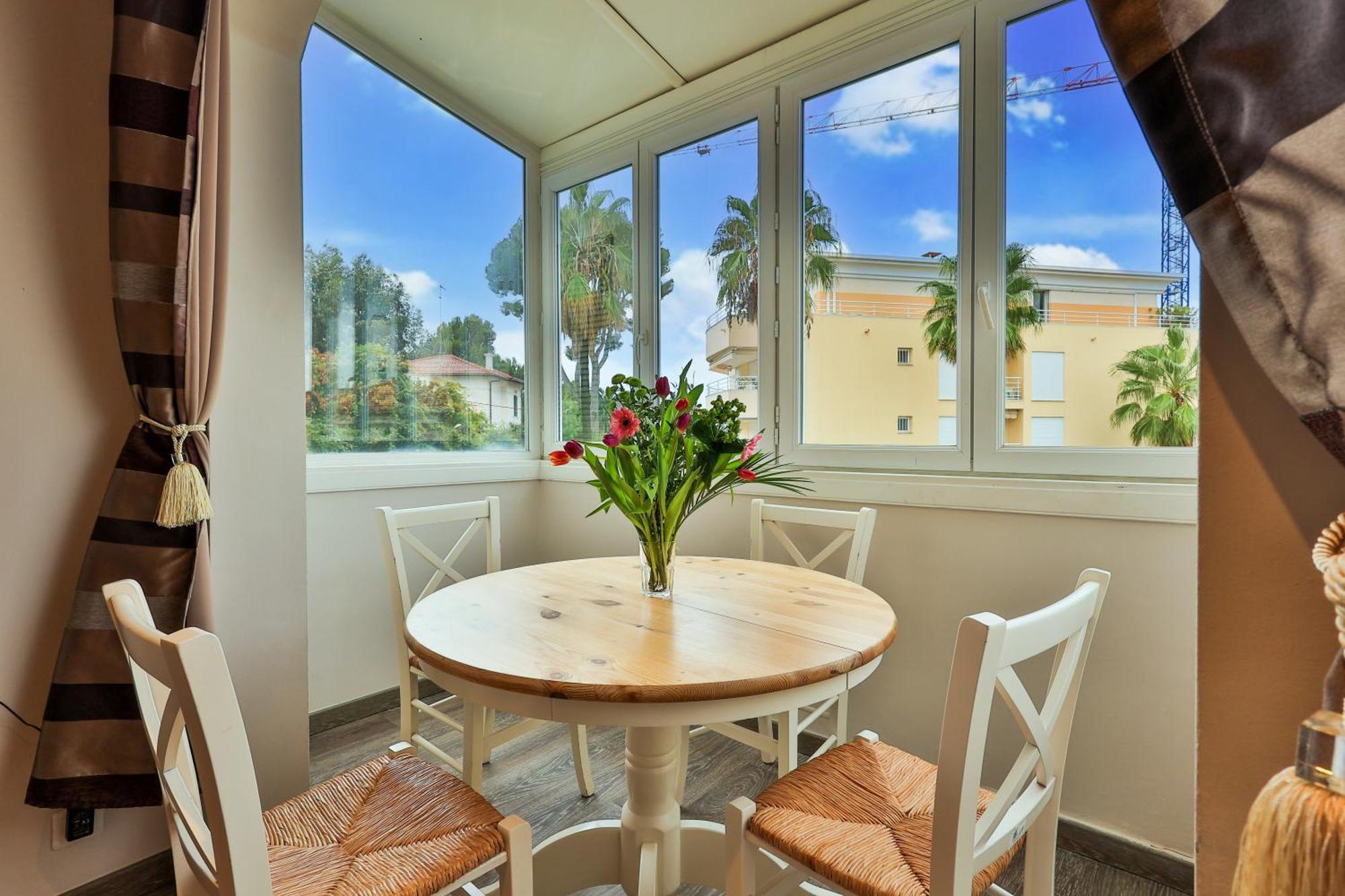 Emeraude Résidence Hotelière Juan-les-Pins Exterior foto